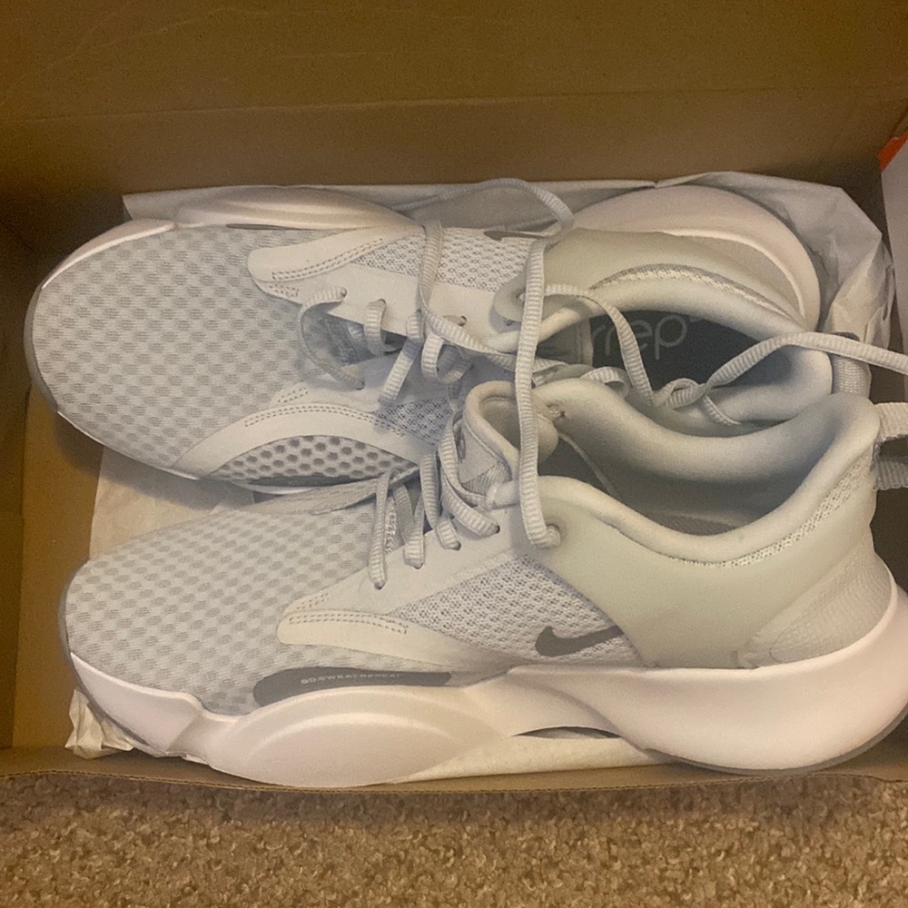 Nike Women's Athletic Shoes - Light Gray and White